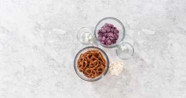 Düz yatıyordu. Deniz kızı krakerlerini döndürmek için cam karıştırma kabında ölçülmüş malzemeler..