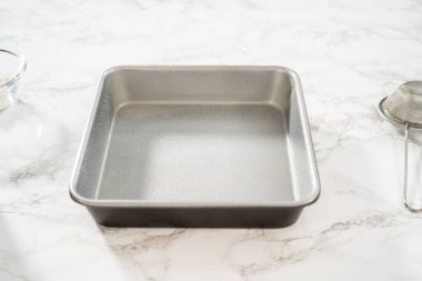 # Şeker pişirmek için metal kareli tencere yağlamak #.