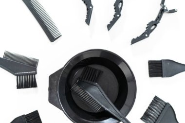 Siyah saç rengi boya seti ve beyaz arka planda karıştırma kabı..