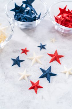 Renkli çikolata kalıplarından yapılmış ev yapımı çikolata yıldızları..