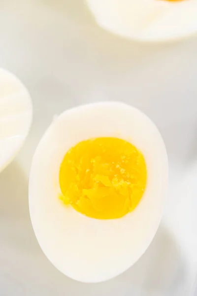 Beyaz Servis Tabağında Dilimlenmiş Haşlanmış Yumurta — Stok fotoğraf