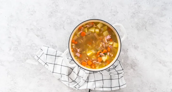 Плоский Лежал Приготовление Горохового Супа Эмалированной Чугунной Печи — стоковое фото