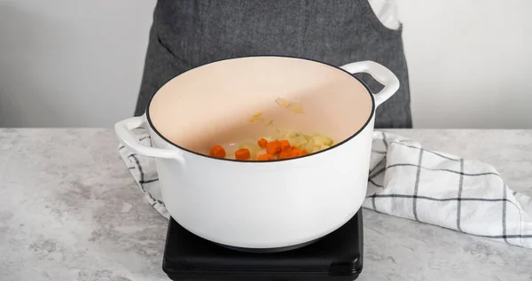 Соковиті Овочі Емальованій Чавунній Голландській Печі Приготування Розділеного Горохового Супу — стокове фото