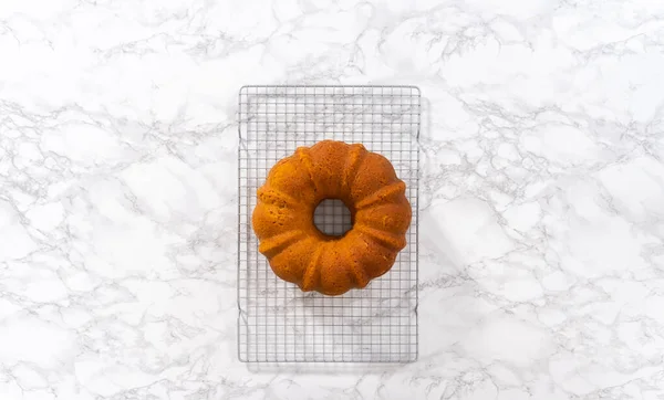 Leżeć Płasko Chłodzenie Świeżo Upieczonego Ciasta Dyniowego Blacie Kuchennym — Zdjęcie stockowe