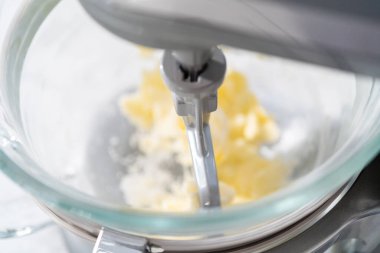 Beyaz çikolatalı limonlu kurabiye. Limonlu kurabiyeleri beyaz çikolatayla karıştırmak için mutfak malzemelerini karıştırıyorum..