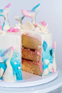 Deniz kızı temalı pastayı pasta tezgahında dilimliyorum..