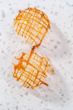 Tezgahın üstünde çıtır çıtır karamelli kekler var..