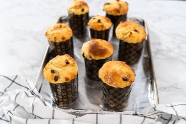 Mutfak tezgahında yeni pişmiş mini Paskalya ekmeği kulich..