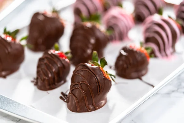 Chocolade Gedompelde Aardbeien Besprenkeld Met Gesmolten Chocolade — Stockfoto