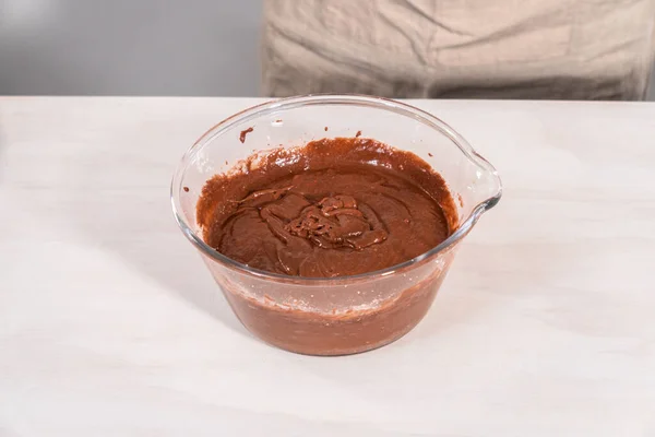 Csokoládé Torta Tészta Egy Keverő Üveg Tál Kész Sütésre Kuglóf — Stock Fotó