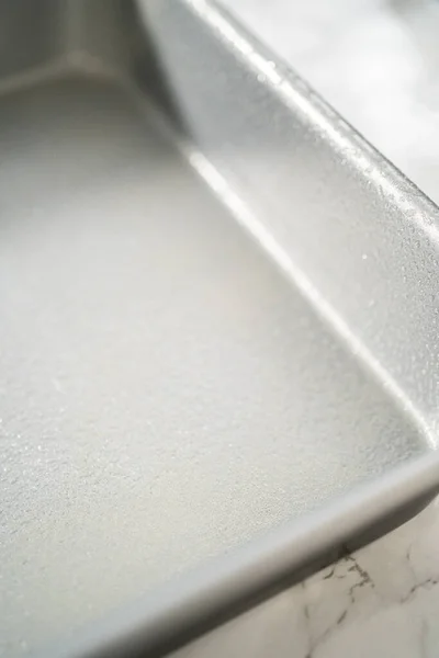 Greasing Metall Fyrkantig Bakning Pan För Att Baka Godis — Stockfoto