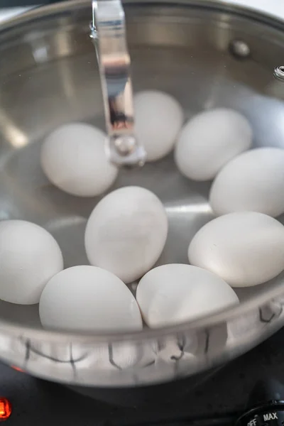 Kook Witte Eieren Een Kookpot Hardgekookte Eieren Bereiden — Stockfoto