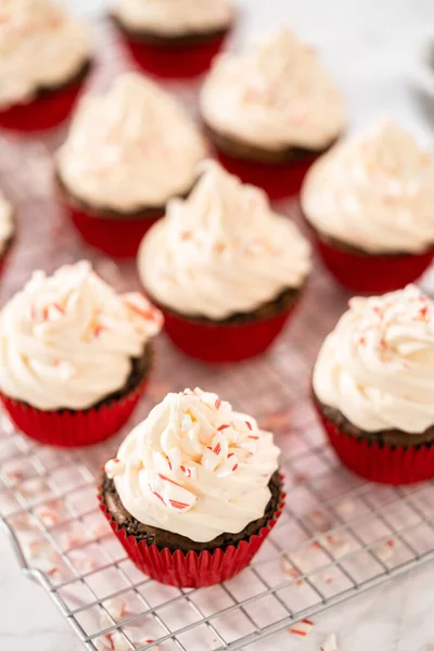 Piping Pepermunt Boterroom Glazuur Top Van Chocolade Cupcakes Versieren Met — Stockfoto