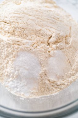 Beyaz çikolatalı limonlu kurabiye. Kuru malzemeyi büyük bir bardakta çırpma kabıyla karıştırıp limonlu kurabiyeleri beyaz çikolatayla karıştırıyorum..