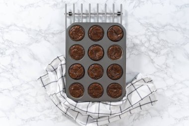 Düz yatıyordu. Mutfak tezgahında taze pişmiş çikolatalı naneli kekler..