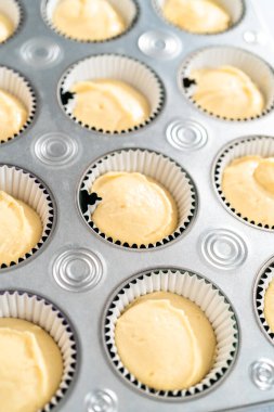 Mardi Gras vanilyalı kek pişirmek için folyolu kek dilimli vanilyalı kek hamuru..