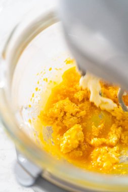 Beyaz çikolatalı limonlu kurabiye. Limonlu kurabiyeleri beyaz çikolatayla karıştırmak için mutfak malzemelerini karıştırıyorum..