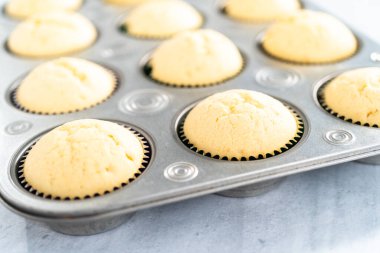 Yeni pişmiş vanilyalı kekleri soğutuyorum..