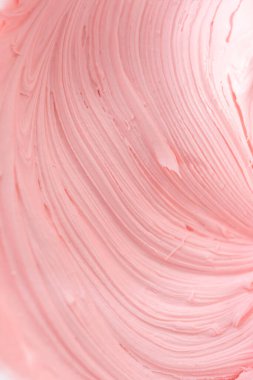 Marketten alınmış tereyağlı kremanın karışımı bardakta karıştırılıyor..