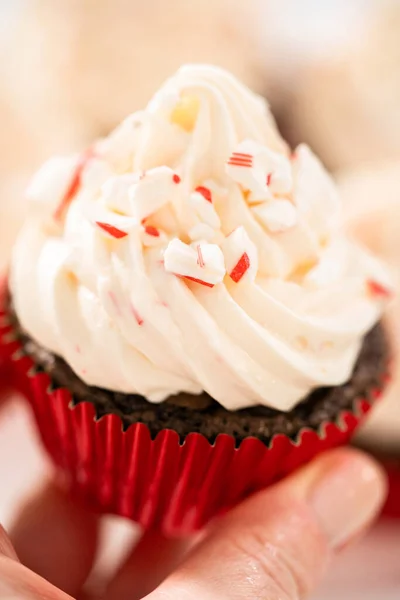 Vers Gebakken Chocolade Cupcakes Met Pepermunt Glazuur Versieren Met Gemalen — Stockfoto