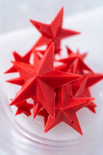 Renkli Çikolata Kalıplarından Yapılmış Yapımı Çikolata Yıldızları — Stok fotoğraf