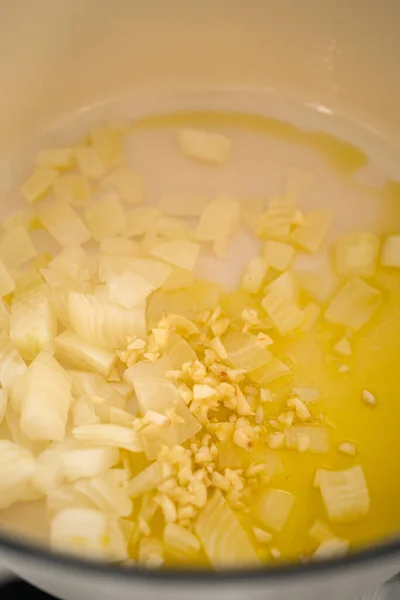Соковиті Овочі Емальованій Чавунній Голландській Печі Приготування Розділеного Горохового Супу — стокове фото