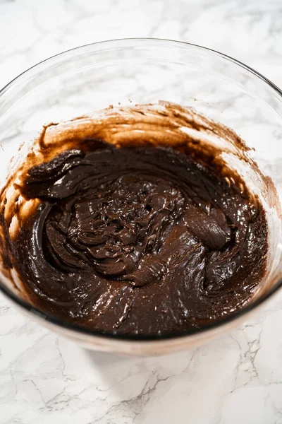 大きなガラスの混合ボウルに材料を混合し チョコレートペパーミントカップケーキを焼く — ストック写真