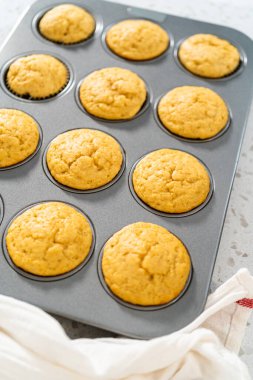 Mutfak tezgahında taze pişmiş kek yiyorum..