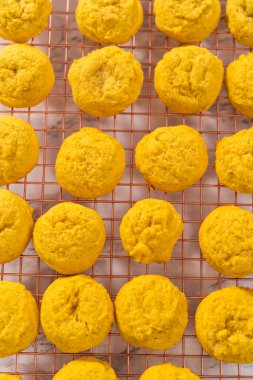 Beyaz çikolatalı limonlu kurabiye. Mutfak tezgahında beyaz çikolatalı taze pişmiş limonlu kurabiyeler..