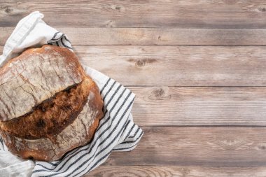 Düz yatıyordu. Taze pişmiş mayalı çavdar ekmeği..