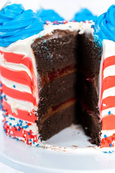 Vágás Július Csokoládé Torta Díszített Piros Fehér Kék Vajkrém Cukormáz — Stock Fotó