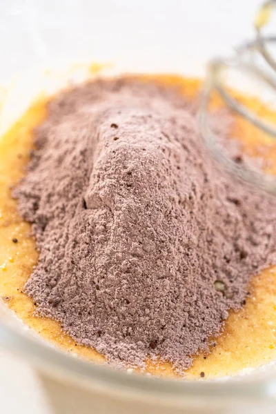 Mezclar Ingredientes Tazón Vidrio Para Hornear Pastel Chocolate Con Glaseado —  Fotos de Stock
