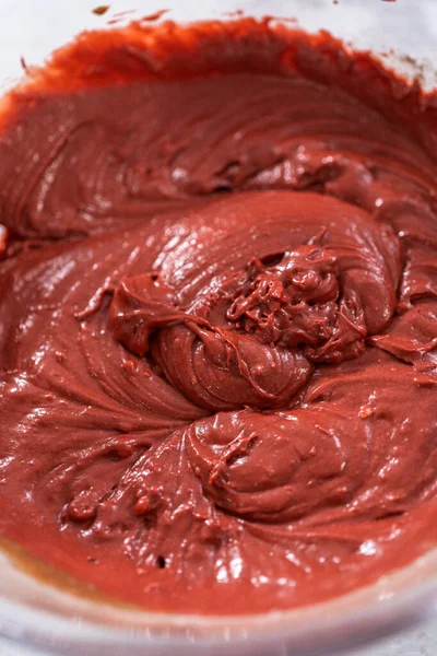 Kırmızı Kadife Kek Hazırlamak Için Karıştırma Kabındaki Malzemeleri Karıştırıyorum — Stok fotoğraf