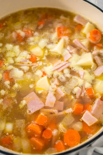 Cocinar Sopa Guisantes Divididos Horno Holandés Esmaltado Hierro Fundido — Foto de Stock