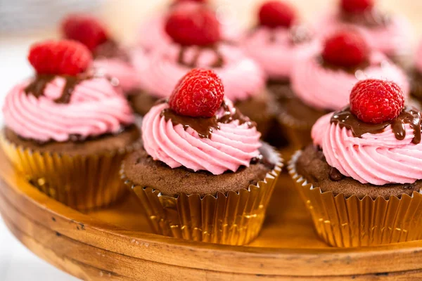 Gourmet Schokolade Himbeer Cupcakes Mit Schokolade Ganache Beträufelt Und Mit — Stockfoto