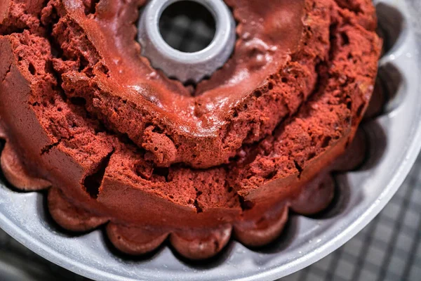 Cooling Freshly Baked Red Velvet Bundt Cake Kitchen Drying Rack — Stock Photo, Image