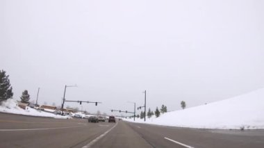 Denver, Colorado, ABD-10 Şubat 2020 - Kış sabahı Amerikan banliyölerinde kırsal bir yolda sürüş.