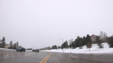 Denver, Colorado, ABD-10 Şubat 2020 - Soğuk bir kış gününde tipik Amerikan banliyölerinde sabah trafiği.