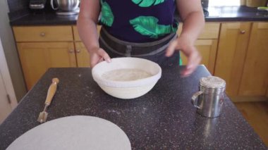 Konut mutfağında ekşi ekmek pişirmek.