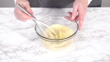 Adım adım. Mini krep gevreğinin malzemelerini karıştırıyorum..