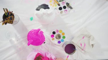 Düz yatıyordu. Cadılar Bayramı için akrilik boyalı balkabağı boyama.