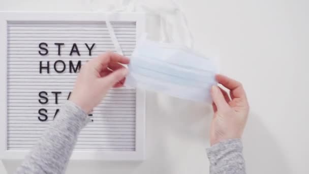 Mavili Bir Tıbbi Maskeyle Mesaj Panosundaki Evde Kal Güvenli Tabelasını — Stok video