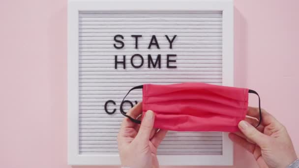 Stay Home Covid Знак Дошці Повідомлень Домашньою Маскою Обличчя — стокове відео