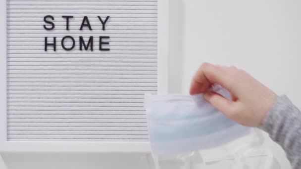 Maradj Otthon Felirat Üzenőfalra Kék Orvosi Maszkkal — Stock videók