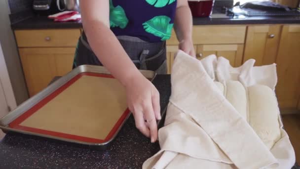 Pečení Kysaného Těsta Francouzské Bagety Chléb Obytné Kuchyni — Stock video