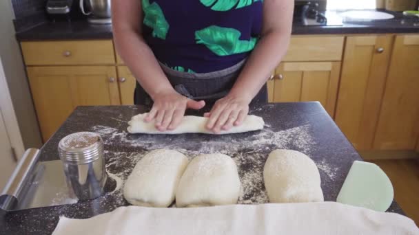 在住宅厨房烘烤酸面团法式面包 — 图库视频影像