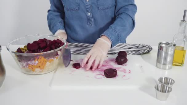 一歩ずつ ビネグレットサラダ用のホワイトカットボード上のクッキー野菜の切断 — ストック動画