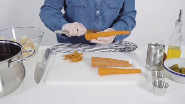 Langkah Demi Langkah Memotong Sayuran Kue Atas Papan Potong Putih — Stok Video