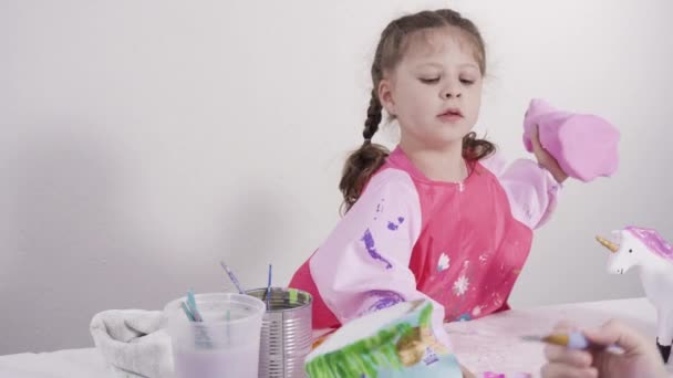 Маленькая Девочка Рисует Фигурки Маше Акриловой Краской Своего Домашнего Художественного — стоковое видео