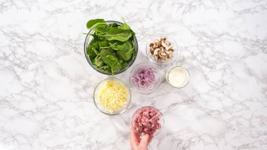 Düz yatıyordu. Adım adım. Ispanak ve jambonlu frittata hazırlamak için cam karıştırma kabındaki malzemeler..